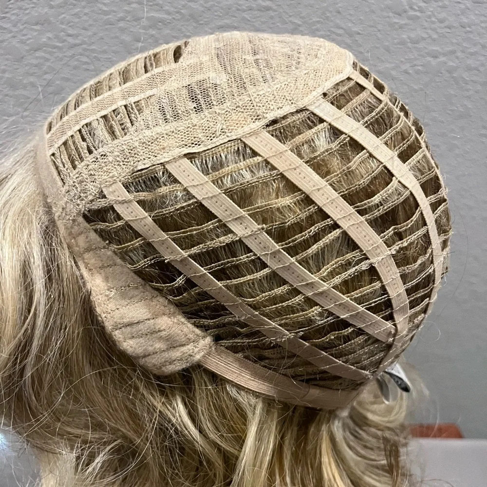 Raquel Welch It Curl
Pale Golden Honey RL16/88 - Picture 5 of 8